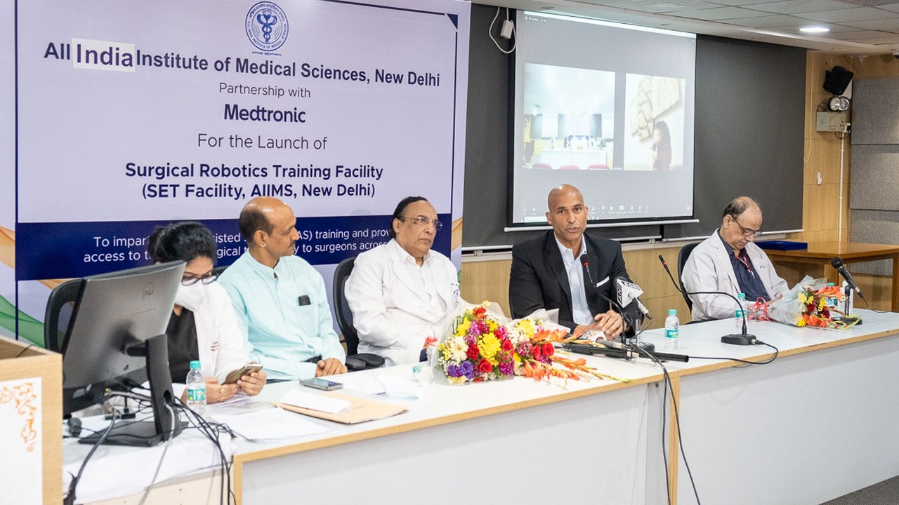 AIIMS: ఢిల్లీ ఎయిమ్స్లో కొత్త టెక్నాలజీ.. తొందరలో సర్జికల్ రోబోటిక్స్ శిక్షణ కేంద్రం AIIMS: ఢిల్లీ ఎయిమ్స్లో కొత్త టెక్నాలజీ.. తొందరలో సర్జికల్ రోబోటిక్స్ శిక్షణ కేంద్రం