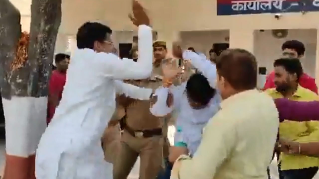 Uttar Pradesh: పోలీస్ స్టేషన్లో బీజేపీ నేత భర్తను చితక్కొట్టిన ఎస్పీ ఎమ్మెల్యే Uttar Pradesh: పోలీస్ స్టేషన్లో బీజేపీ నేత భర్తను చితక్కొట్టిన ఎస్పీ ఎమ్మెల్యే