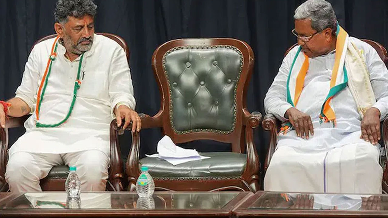 Karnataka CM: ఢిల్లీ చేరుకున్న పరిశీలకులు.. కర్ణాటక సీఎం అభ్యర్థిపై మల్లికార్జున ఖర్గేకు నివేదిక Karnataka CM: ఢిల్లీ చేరుకున్న పరిశీలకులు.. కర్ణాటక సీఎం అభ్యర్థిపై మల్లికార్జున ఖర్గేకు నివేదిక