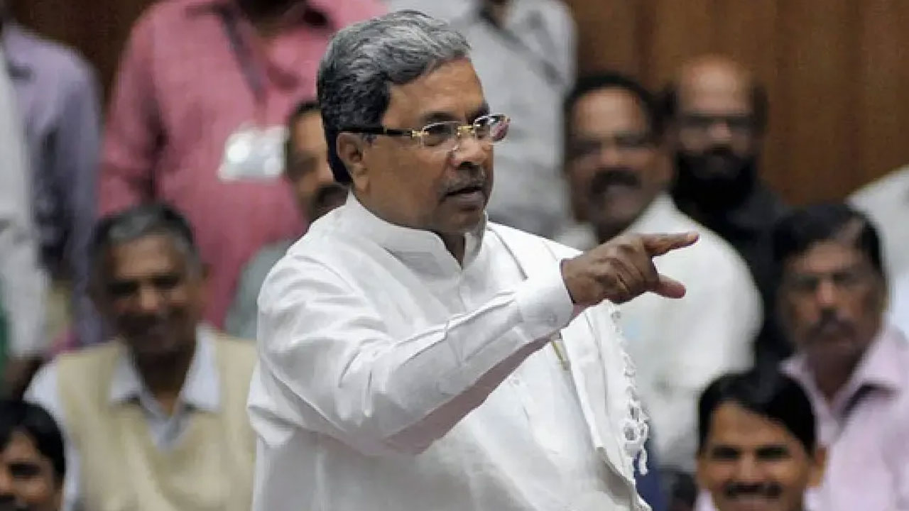 Karnataka CM: ఢిల్లీ చేరుకున్న కర్ణాటక మాజీ సీఎం సిద్ధరామయ్య, ఇంకా పిలుపు రాలేదన్న డీకే Karnataka CM: ఢిల్లీ చేరుకున్న కర్ణాటక మాజీ సీఎం సిద్ధరామయ్య, ఇంకా పిలుపు రాలేదన్న డీకే