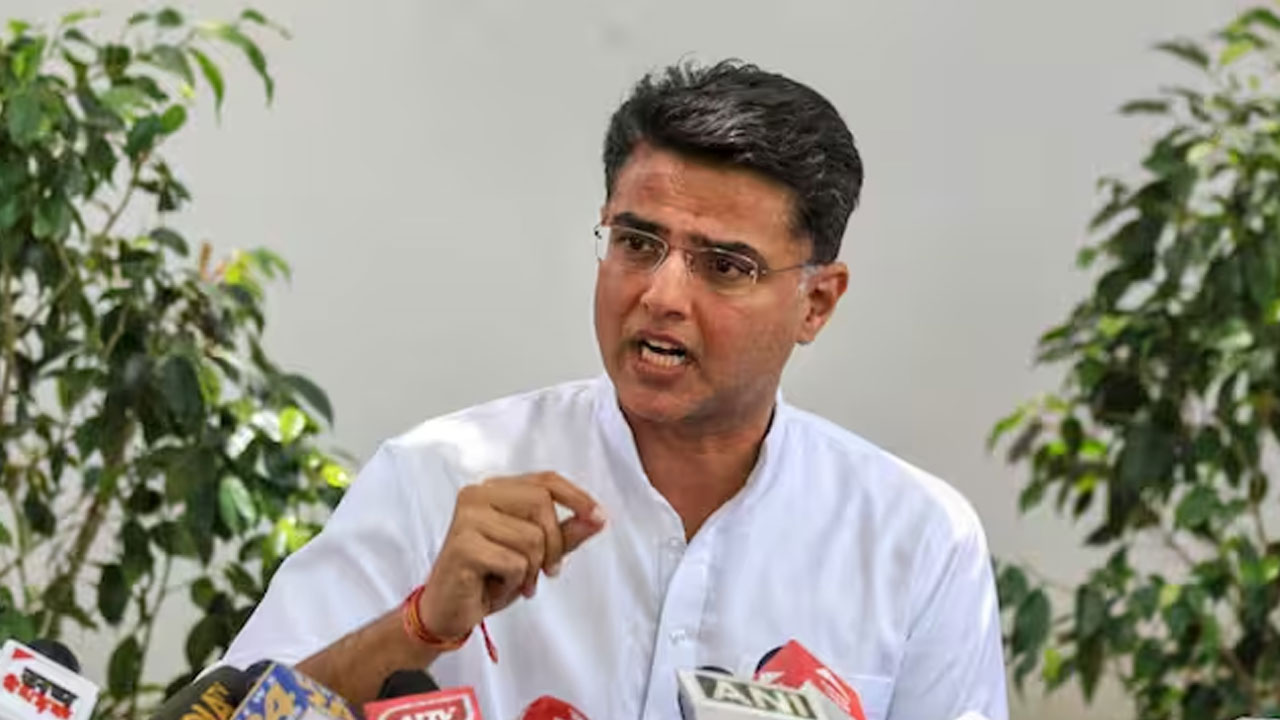 Congress vs Congress: గెహ్లాట్ ప్రభుత్వానికి 15 రోజుల అల్టిమేటం ఇచ్చి అవినీతి నిరోదక యాత్ర ముగించిన పైలట్ Congress vs Congress: గెహ్లాట్ ప్రభుత్వానికి 15 రోజుల అల్టిమేటం ఇచ్చి అవినీతి నిరోదక యాత్ర ముగించిన పైలట్