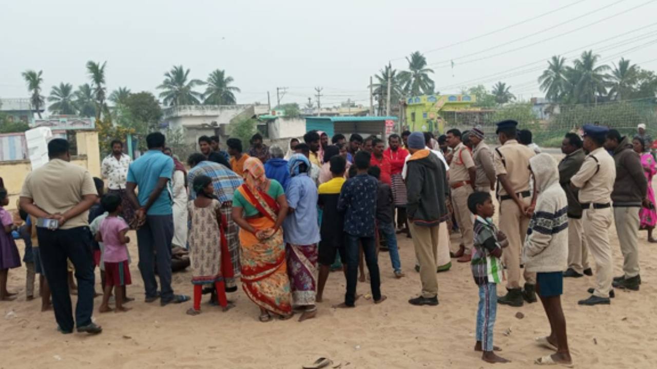 Bapatla : వేటపాలెం సముద్ర తీర ప్రాంతాల్లో ఉద్రిక్తత.. ఇరువర్గాల మధ్య ఘర్షణ Bapatla : వేటపాలెం సముద్ర తీర ప్రాంతాల్లో ఉద్రిక్తత.. ఇరువర్గాల మధ్య ఘర్షణ