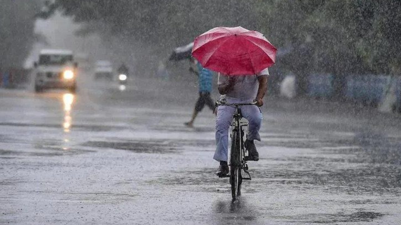 Weather Report: తెలుగు రాష్ట్రాల ప్రజలకు గుడ్న్యూస్.. తెలంగాణలో ఐదు రోజులు, ఏపీలో రెండు రోజులు Weather Report: తెలుగు రాష్ట్రాల ప్రజలకు గుడ్న్యూస్.. తెలంగాణలో ఐదు రోజులు, ఏపీలో రెండు రోజులు