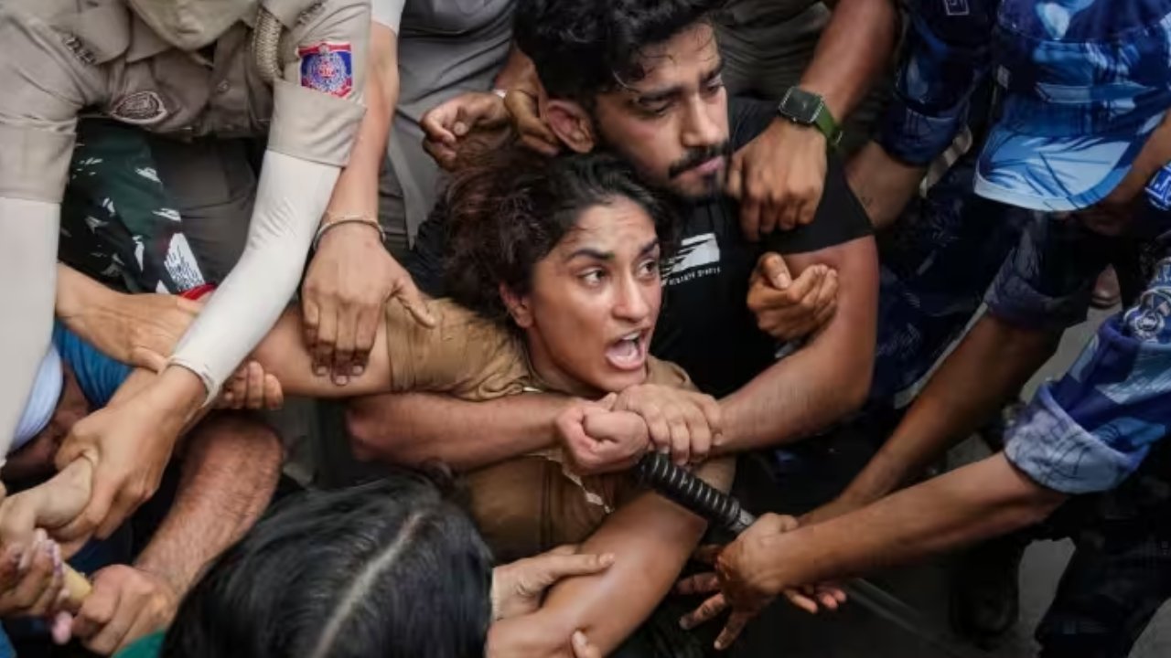 Wrestlers Protest: రెజ్లర్లకు షాకిచ్చిన పోలీసులు.. జంతర్ మంతర్ వద్ద నిరసనకు ఇక నో ఫర్మిషన్ .. Wrestlers Protest: రెజ్లర్లకు షాకిచ్చిన పోలీసులు.. జంతర్ మంతర్ వద్ద నిరసనకు ఇక నో ఫర్మిషన్ ..