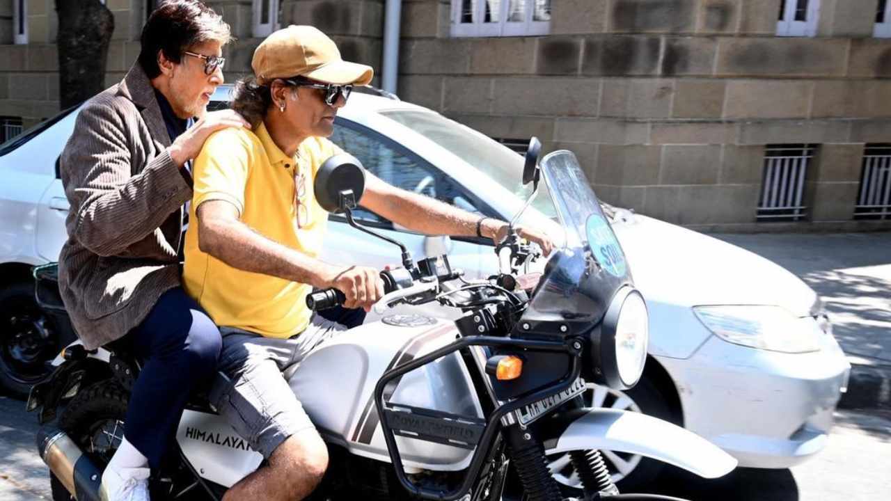 Amitabh Bachchan : ట్రాఫిక్ వల్ల షూటింగ్ కి లేట్ అవుతుందని.. లిఫ్ట్ అడిగి బైక్ మీద వెళ్లిన అమితాబ్.. Amitabh Bachchan : ట్రాఫిక్ వల్ల షూటింగ్ కి లేట్ అవుతుందని.. లిఫ్ట్ అడిగి బైక్ మీద వెళ్లిన అమితాబ్..