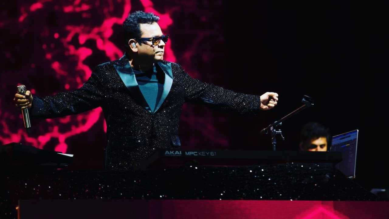 AR Rahman : స్టేజి మీద పాడుతుండగానే AR రెహమాన్ ప్రోగ్రాంని ఆపేసిన పోలీసులు.. AR Rahman : స్టేజి మీద పాడుతుండగానే AR రెహమాన్ ప్రోగ్రాంని ఆపేసిన పోలీసులు..