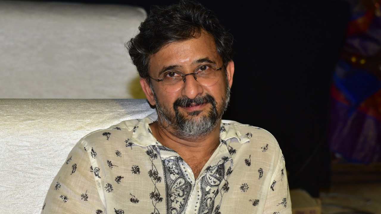 Director Teja : డైరెక్టర్ తేజ వెనుక ఇంత విషాదం ఉందా?? చిన్నప్పుడే తల్లితండ్రులు, ఆస్తులు కోల్పోయి.. ఫుట్పాత్ మీద పడుకొని.. Director Teja : డైరెక్టర్ తేజ వెనుక ఇంత విషాదం ఉందా?? చిన్నప్పుడే తల్లితండ్రులు, ఆస్తులు కోల్పోయి.. ఫుట్పాత్ మీద పడుకొని..