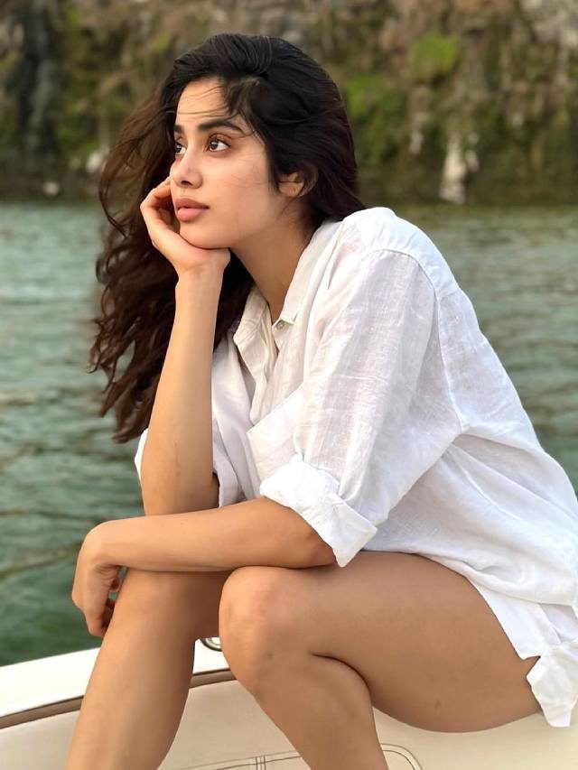 >సమ్మర్ వెకేషన్ ఎంజాయ్ చేస్తున్న జాన్వీ..