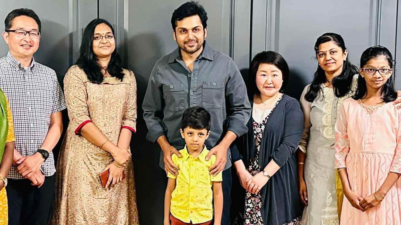 Karthi : పొన్నియిన్ సెల్వన్ 2 చూడటం కోసం జపాన్ నుంచి చెన్నైకి వచ్చిన కార్తీ ఫ్యాన్స్.. Karthi : పొన్నియిన్ సెల్వన్ 2 చూడటం కోసం జపాన్ నుంచి చెన్నైకి వచ్చిన కార్తీ ఫ్యాన్స్..