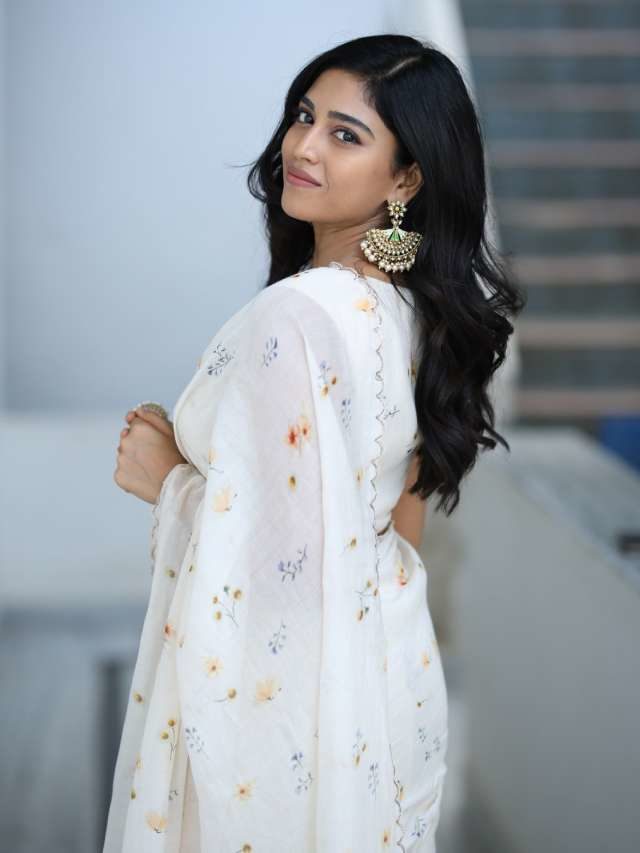 >తెలుపు చీరలో మోహన శ్రీ..