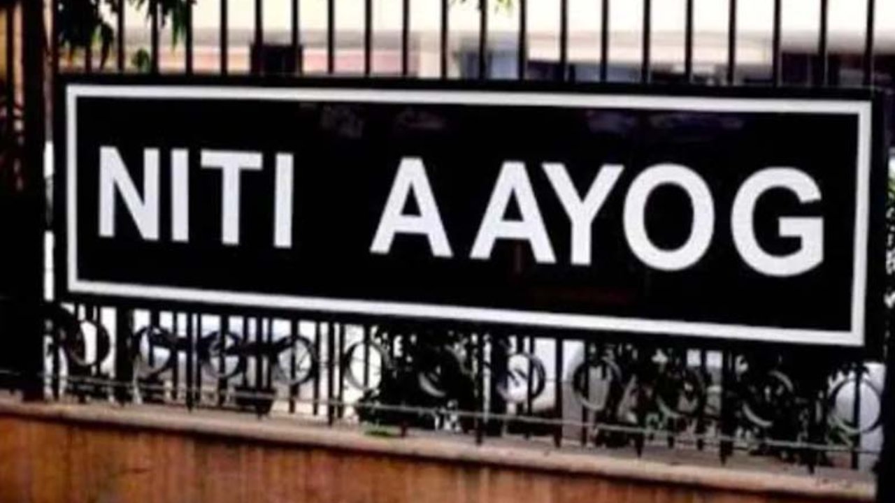 NITI Aayog Meeting: మోదీ అధ్యక్షతన నీతి ఆయోగ్ సమావేశం.. దూరంగా బీజేపీయేతర పార్టీల సీఎంలు .. ఢిల్లీలో సీఎం జగన్ NITI Aayog Meeting: మోదీ అధ్యక్షతన నీతి ఆయోగ్ సమావేశం.. దూరంగా బీజేపీయేతర పార్టీల సీఎంలు .. ఢిల్లీలో సీఎం జగన్