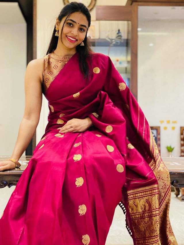 >పట్టుచీరలో కాంతార భామ..