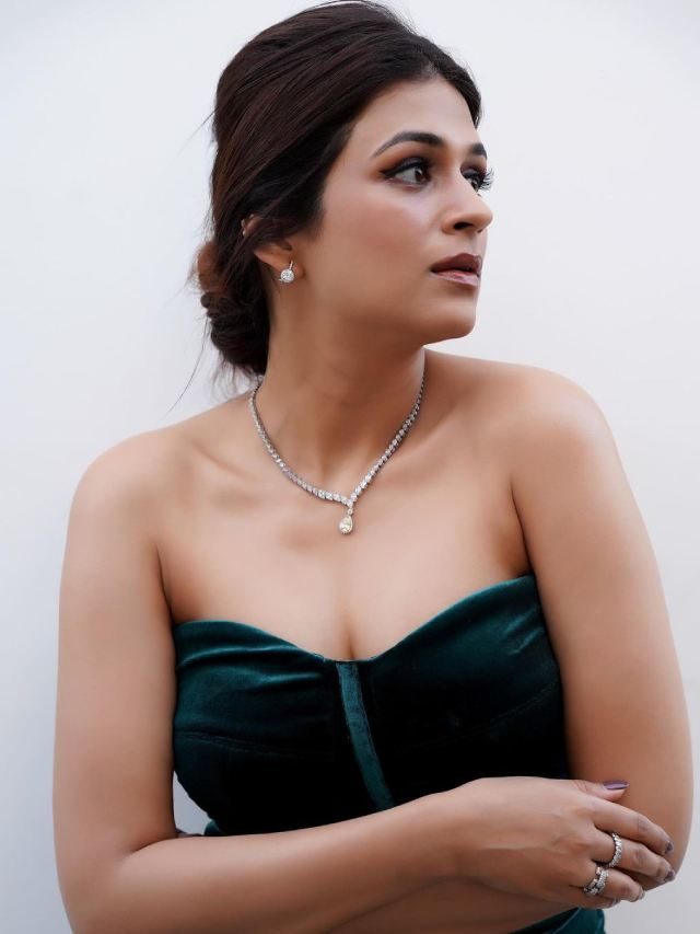 >బ్లాక్ లాంగ్ ఫ్రాక్‌లో శ్రద్ధా అందాలు..