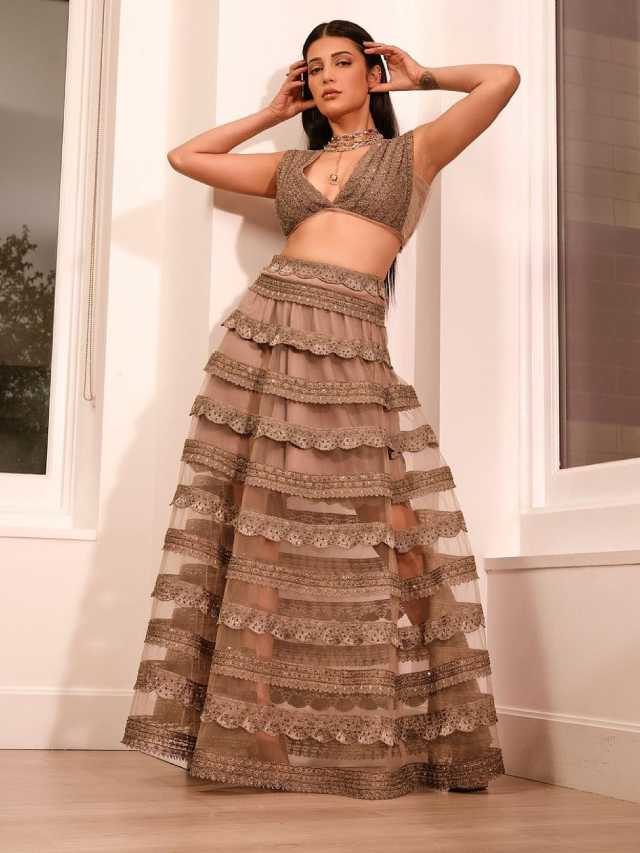 >హాట్ ఫోజులతో శృతి హాసన్..
