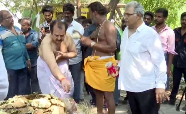 tollywood senior actor Sarath Babu funeral is completed