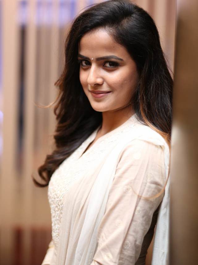 >వినయంగా వైష్ణవి చైతన్య..