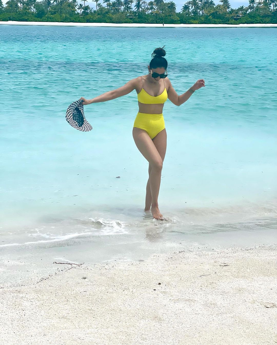 Rakul Preet Singh enjoying in Bikini at Maldives Beaches Rakul Preet Bikini Photos goes Viral   