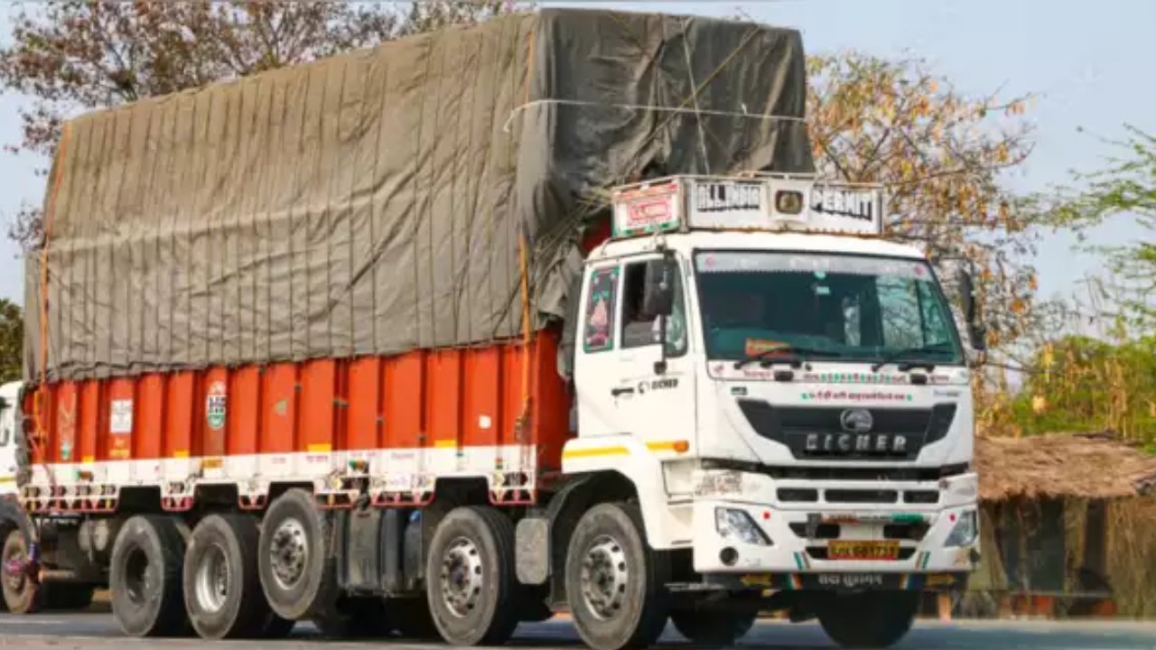 Nitin Gadkari: 2025 నుంచి అన్ని ట్రక్కుల్లో డ్రైవర్లకు ఏసీ క్యాబిన్లు తప్పనిసరి.. ఫైలుపై సంతకం చేశానన్న కేంద్ర మంత్రి Nitin Gadkari: 2025 నుంచి అన్ని ట్రక్కుల్లో డ్రైవర్లకు ఏసీ క్యాబిన్లు తప్పనిసరి.. ఫైలుపై సంతకం చేశానన్న కేంద్ర మంత్రి