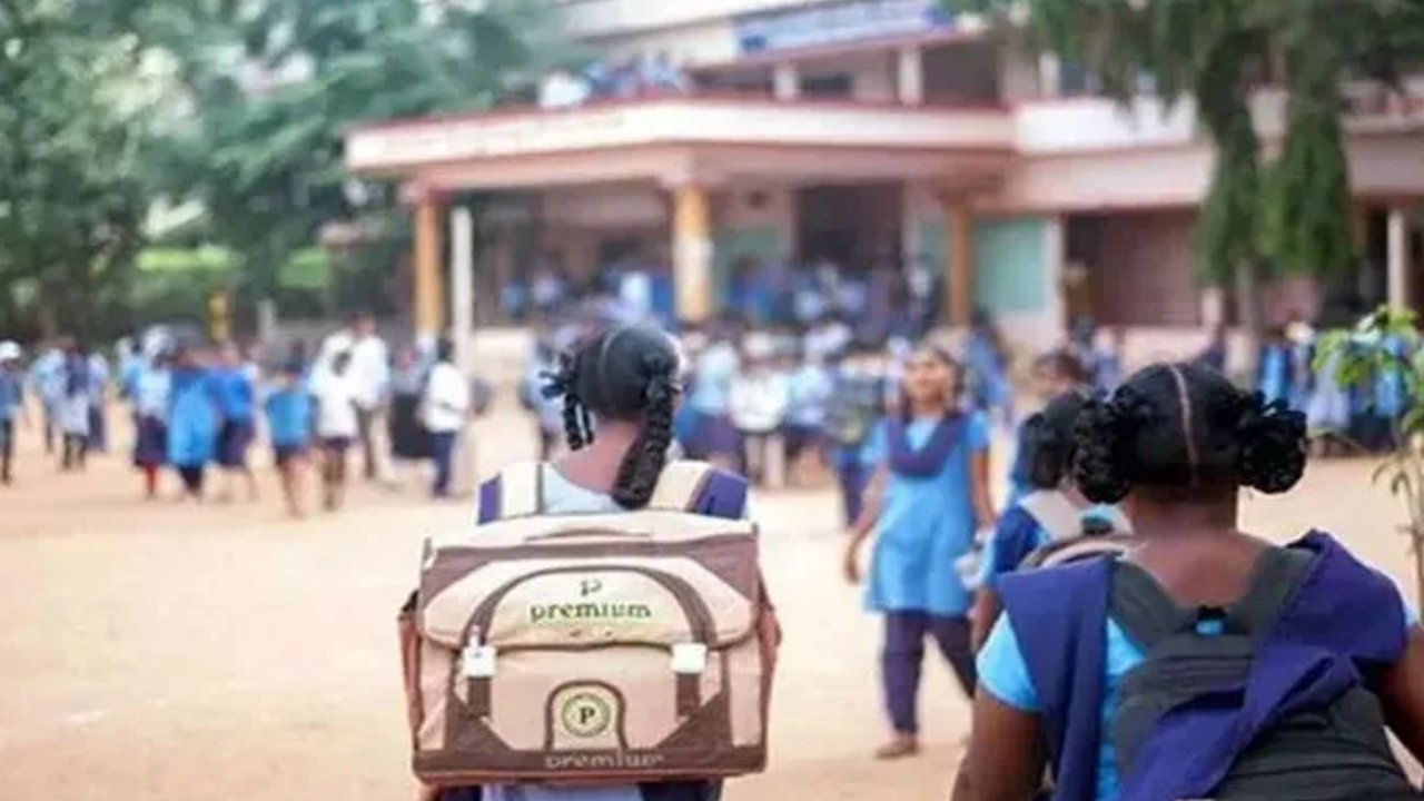Half Day Schools: ఎండల ఎఫెక్ట్.. ఏపీలో 24వరకు ఒంటిపూట బడులు.. Half Day Schools: ఎండల ఎఫెక్ట్.. ఏపీలో 24వరకు ఒంటిపూట బడులు..