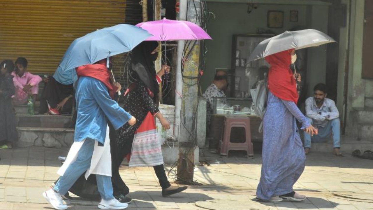 AP Temperature: ఏపీలో మరో మూడు రోజులు ఎండల తీవ్రత.. ఆ జిల్లాల్లో తీవ్ర వడగాల్పులు AP Temperature: ఏపీలో మరో మూడు రోజులు ఎండల తీవ్రత.. ఆ జిల్లాల్లో తీవ్ర వడగాల్పులు