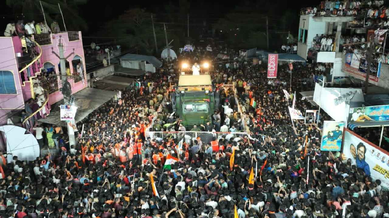 Amalapuram : అమలాపురంలో హైఅలర్ట్.. పవన్ బహిరంగ సభతో ప్రధాన సెంటర్లలో పోలీసుల భారీ బందోబస్తు Amalapuram : అమలాపురంలో హైఅలర్ట్.. పవన్ బహిరంగ సభతో ప్రధాన సెంటర్లలో పోలీసుల భారీ బందోబస్తు