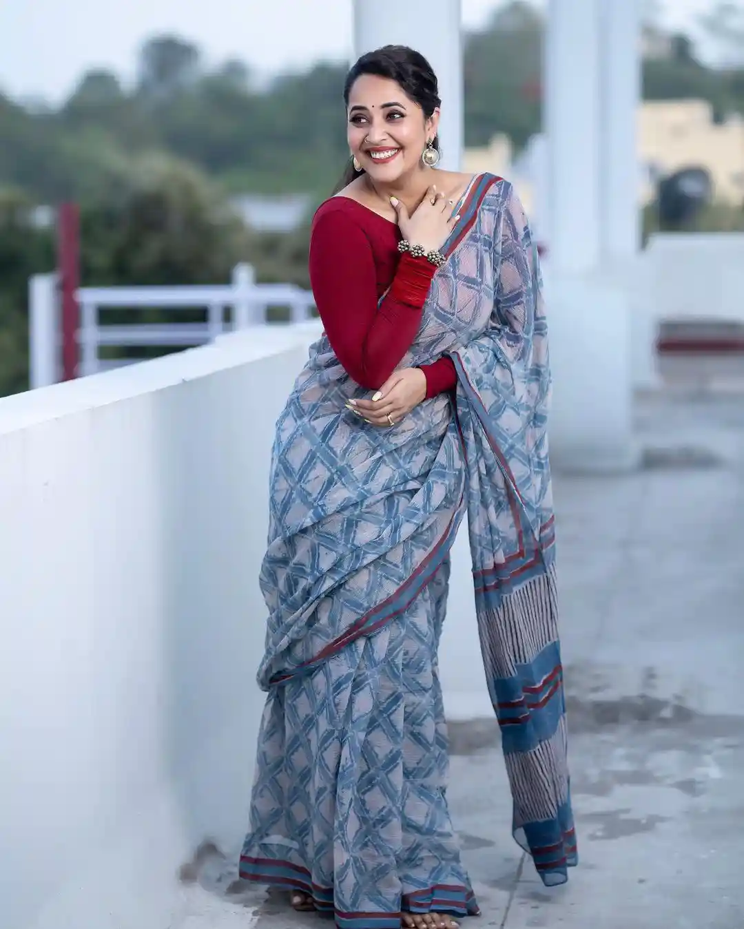 Anasuya Bharadwaj Mesmerizing Looks in Saree