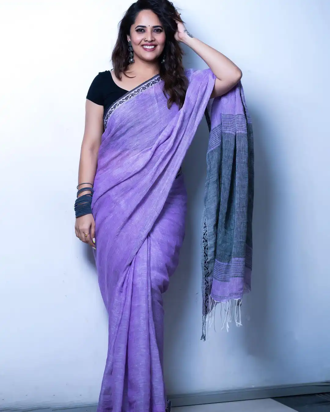 Anasuya Bharadwaj Mesmerizing Looks in Saree