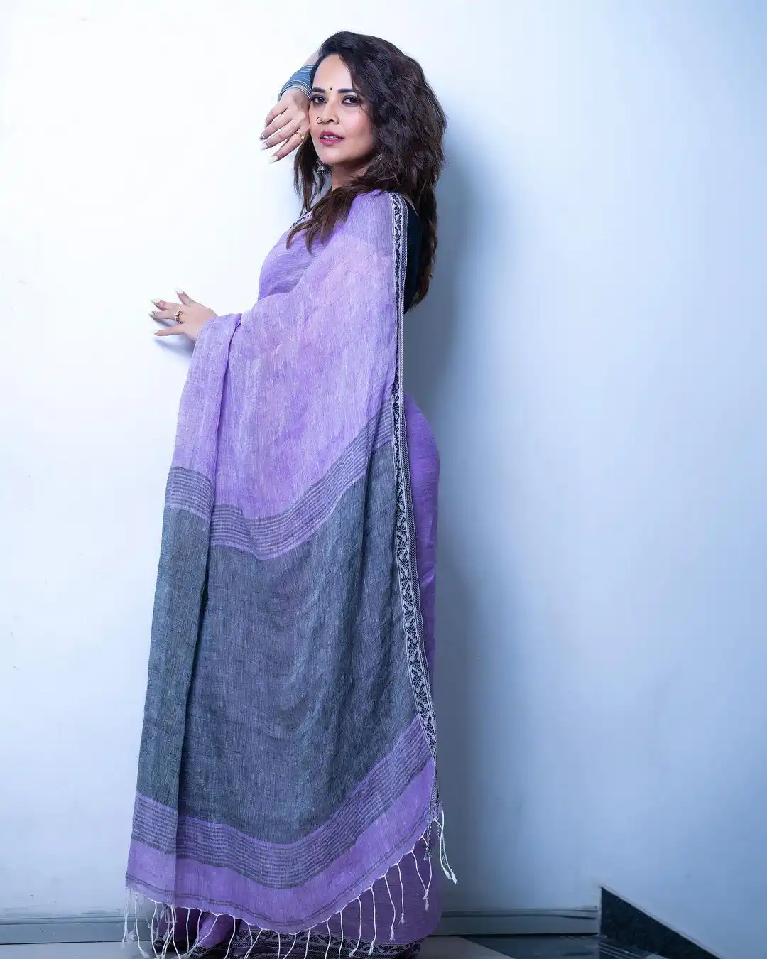 Anasuya Bharadwaj Mesmerizing Looks in Saree