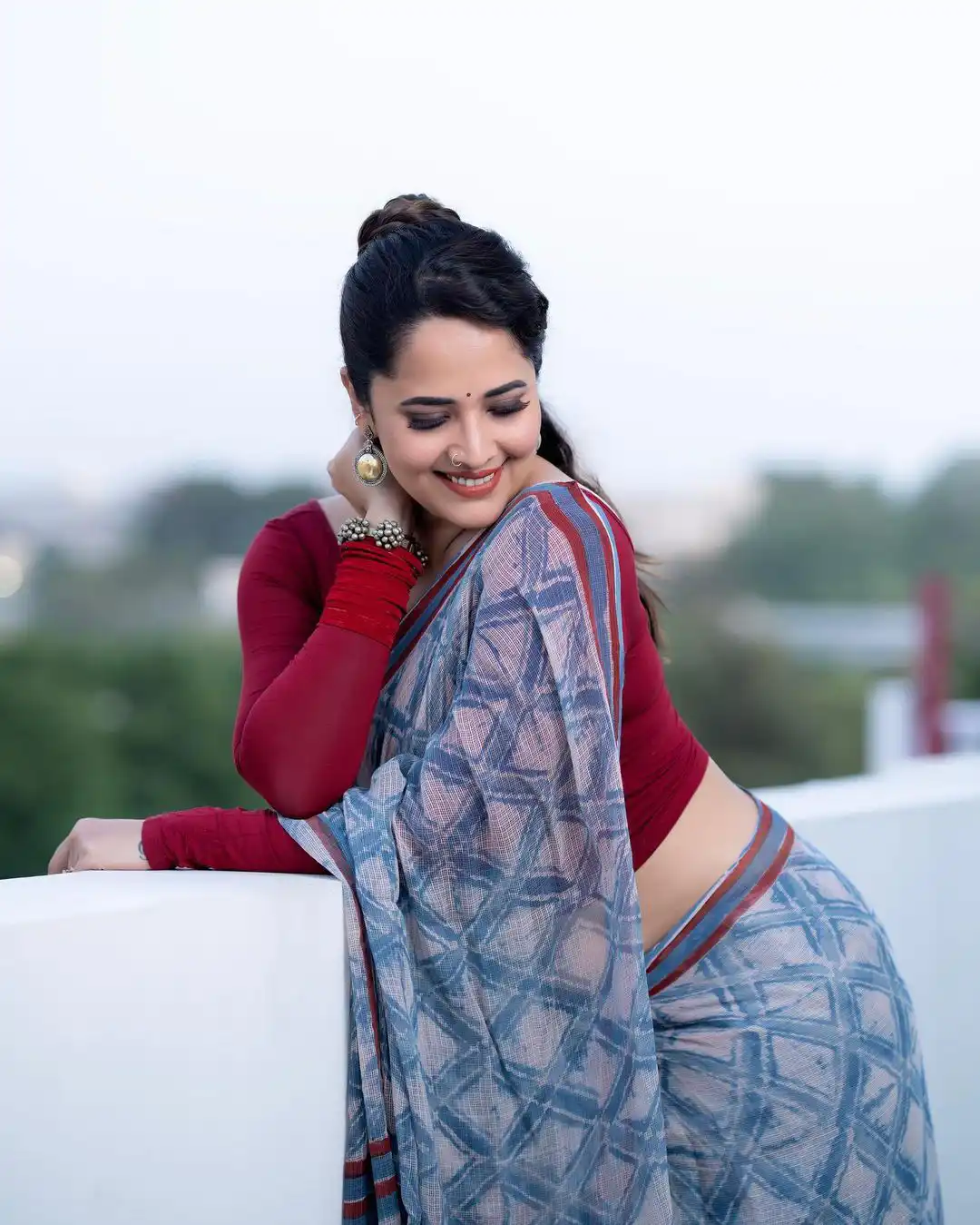 Anasuya Bharadwaj Mesmerizing Looks in Saree