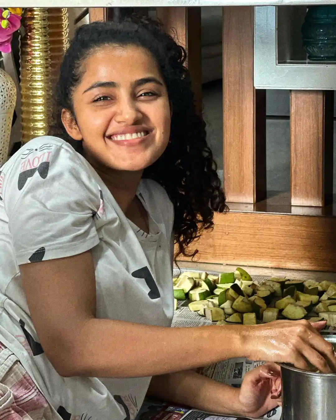 Anupama Parameswaran Prepared Mango Pickle Avakaya Photos goes viral  