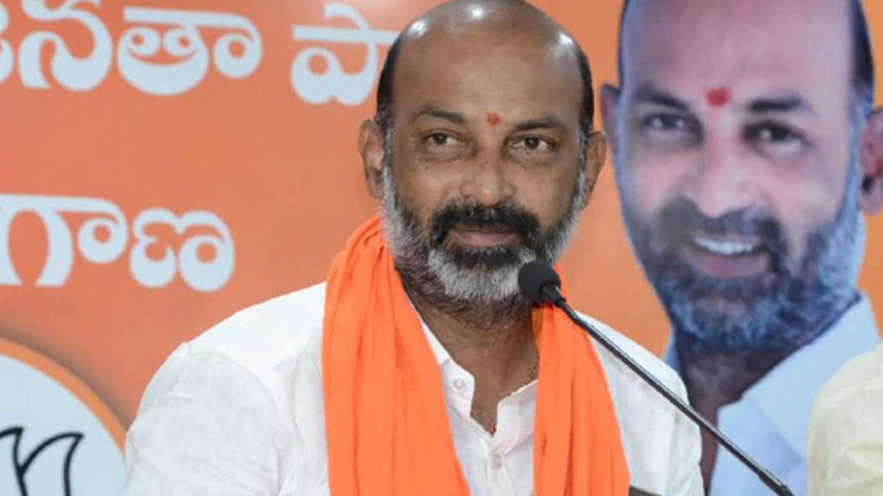 Bandi Sanjay : కాంగ్రెస్ లో గెలిచినవారు బీఆర్ఎస్ లో చేరుతారు.. 30 సీట్లను డిసైడ్ చేసేది కేసీఆరే : బండి సంజయ్ Bandi Sanjay : కాంగ్రెస్ లో గెలిచినవారు బీఆర్ఎస్ లో చేరుతారు.. 30 సీట్లను డిసైడ్ చేసేది కేసీఆరే : బండి సంజయ్