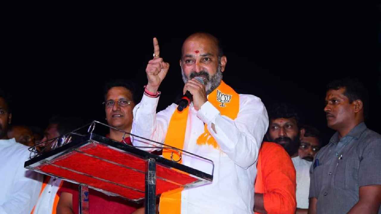 Bandi Sanjay : ఉత్సవాల పేరుతో 5లక్షల కోట్లు అప్పు చేశారు, తెలంగాణ రావొద్దని కోరుకున్నారు- బండి సంజయ్ Bandi Sanjay : ఉత్సవాల పేరుతో 5లక్షల కోట్లు అప్పు చేశారు, తెలంగాణ రావొద్దని కోరుకున్నారు- బండి సంజయ్