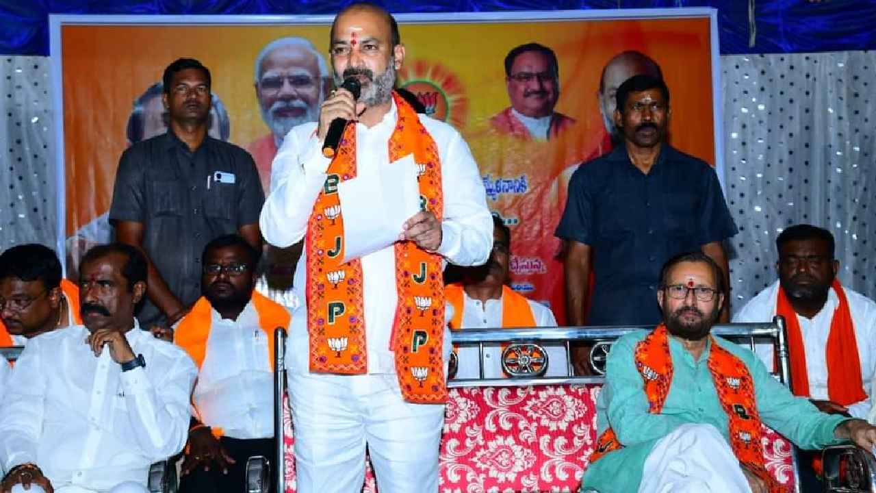 Bandi Sanjay : కేసీఆర్ కుటుంబసభ్యులు జైలుకెళ్లటం ఖాయం, 25మంది ఎమ్మెల్యేలు టచ్లో ఉన్నారు- బండి సంజయ్ సంచలనం Bandi Sanjay : కేసీఆర్ కుటుంబసభ్యులు జైలుకెళ్లటం ఖాయం, 25మంది ఎమ్మెల్యేలు టచ్లో ఉన్నారు- బండి సంజయ్ సంచలనం