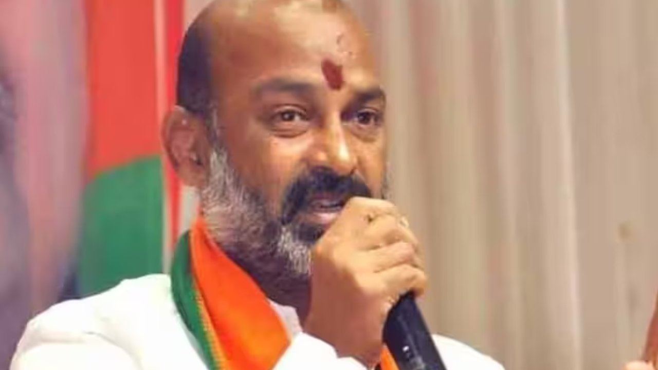 Bandi Sanjay: మేం సింగిల్గానే పోటీచేస్తాం.. ధరణి మంచి స్కీం.. కానీ, కేసీఆర్ కుటుంబంకోసం వాడుకుంటున్నారు Bandi Sanjay: మేం సింగిల్గానే పోటీచేస్తాం.. ధరణి మంచి స్కీం.. కానీ, కేసీఆర్ కుటుంబంకోసం వాడుకుంటున్నారు