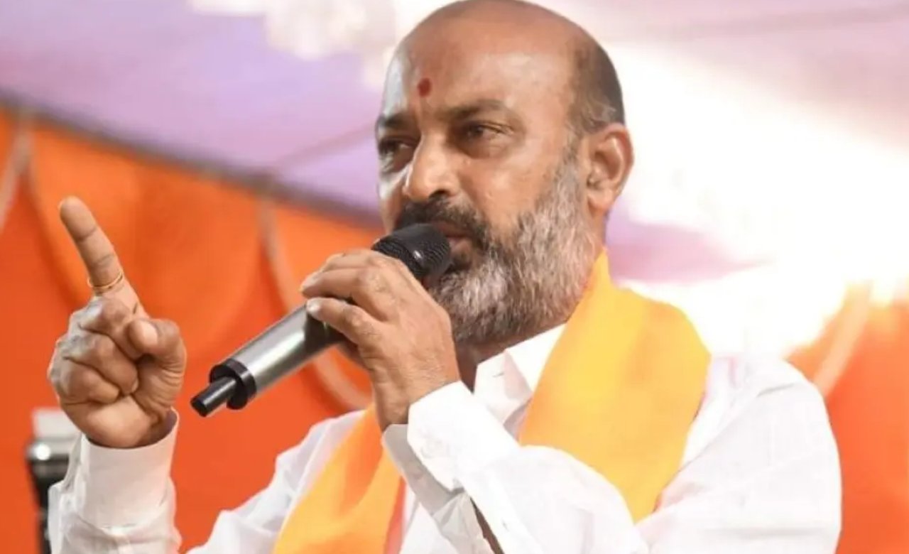 Bandi Sanjay: తామే ప్రత్యామ్నాయం అని కాంగ్రెస్ అనుకుంటే కాదు.. ప్రజలు అనుకోవాలి Bandi Sanjay: తామే ప్రత్యామ్నాయం అని కాంగ్రెస్ అనుకుంటే కాదు.. ప్రజలు అనుకోవాలి