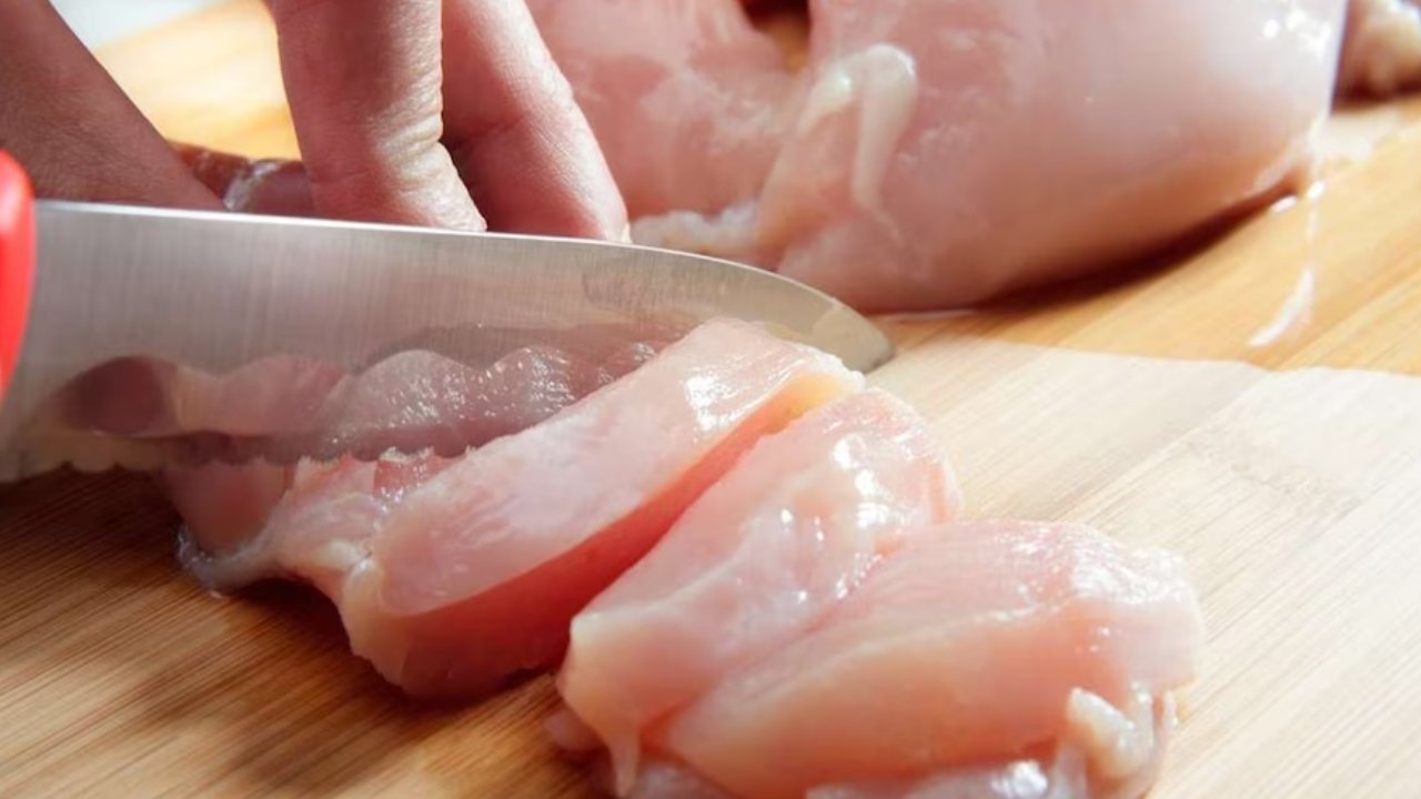 Chicken Prices Increased: రికార్డు స్థాయిలో ధరలు.. మటన్తో పోటీకి సై అంటున్న చికెన్.. Chicken Prices Increased: రికార్డు స్థాయిలో ధరలు.. మటన్తో పోటీకి సై అంటున్న చికెన్..