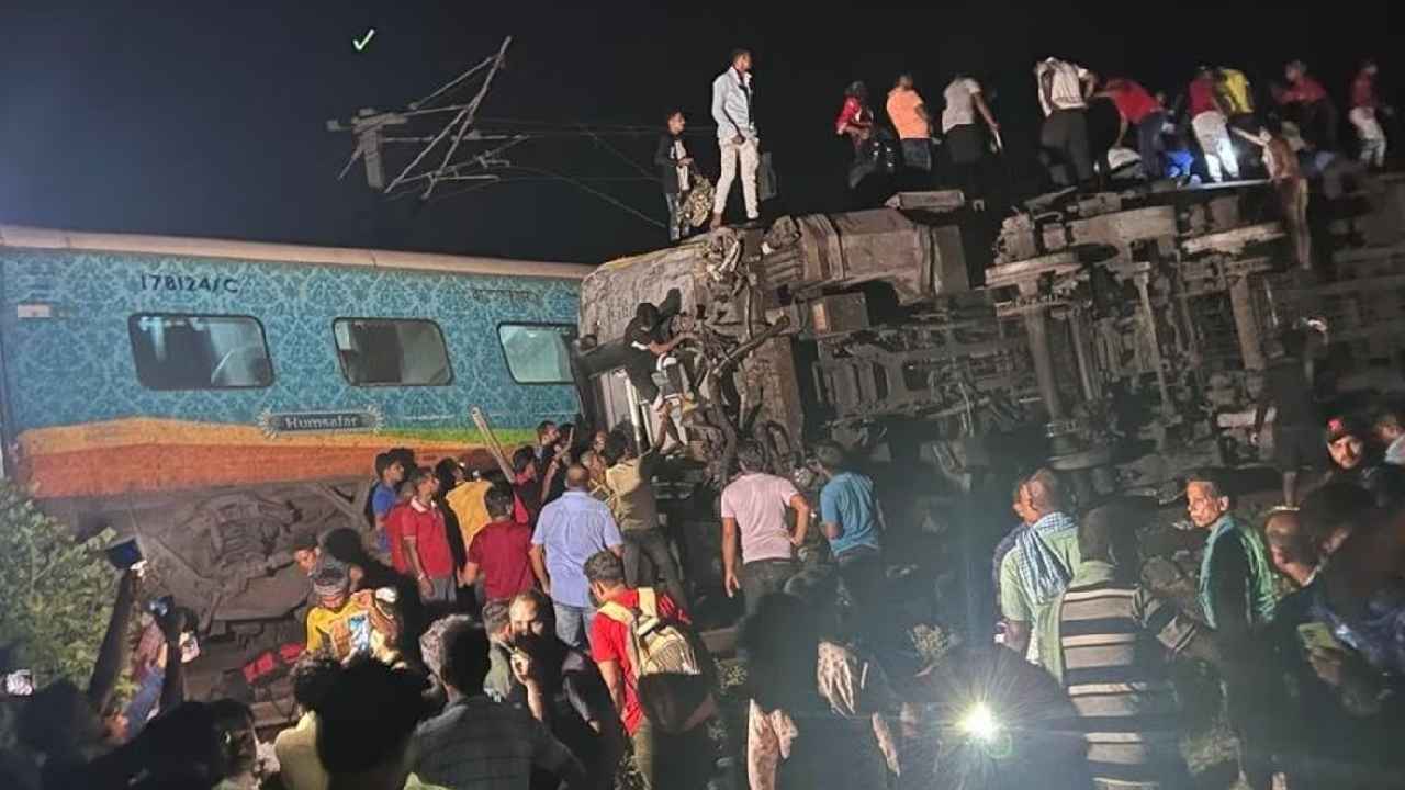 Coromandel Express derails: కోరమాండల్ రైలు ప్రమాద ఘటన.. 50మంది మృతి, రైల్వే హెల్ప్లైన్ నెంబర్లు Coromandel Express derails: కోరమాండల్ రైలు ప్రమాద ఘటన.. 50మంది మృతి, రైల్వే హెల్ప్లైన్ నెంబర్లు