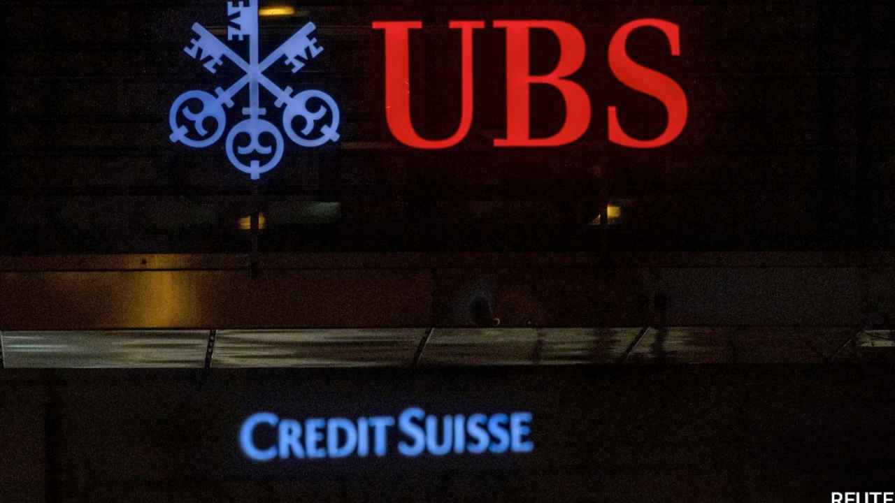 Credit Suisse – UBS: క్రెడిట్ సూయిస్ ఉద్యోగుల్లో సగానికిపైగా తొలగించేందుకు యూబీఎస్ సిద్ధమైంది. Credit Suisse – UBS: క్రెడిట్ సూయిస్ ఉద్యోగుల్లో సగానికిపైగా తొలగించేందుకు యూబీఎస్ సిద్ధమైంది.