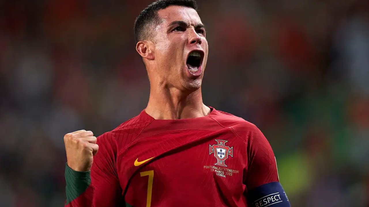 Cristiano Ronaldo: మరో మైలురాయిని చేరుకోనున్న స్టార్ ఫుట్బాల్ ప్లేయర్ క్రిస్టియానో రొనాల్డో .. Cristiano Ronaldo: మరో మైలురాయిని చేరుకోనున్న స్టార్ ఫుట్బాల్ ప్లేయర్ క్రిస్టియానో రొనాల్డో ..