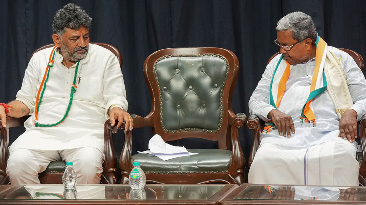 Karnataka Politics: సిద్ధరామయ్య భయపడ్డారు, నేనలా కాదు.. డిప్యూటీ సీఎం డీకే ఆసక్తికర వ్యాఖ్యలు Karnataka Politics: సిద్ధరామయ్య భయపడ్డారు, నేనలా కాదు.. డిప్యూటీ సీఎం డీకే ఆసక్తికర వ్యాఖ్యలు