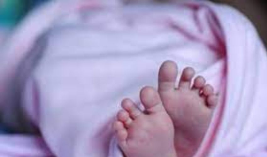 Dehradun : కుళ్లిపోయిన అమ్మానాన్నల మృతదేహాల మధ్య సజీవంగా పసికందు.. Dehradun : కుళ్లిపోయిన అమ్మానాన్నల మృతదేహాల మధ్య సజీవంగా పసికందు..