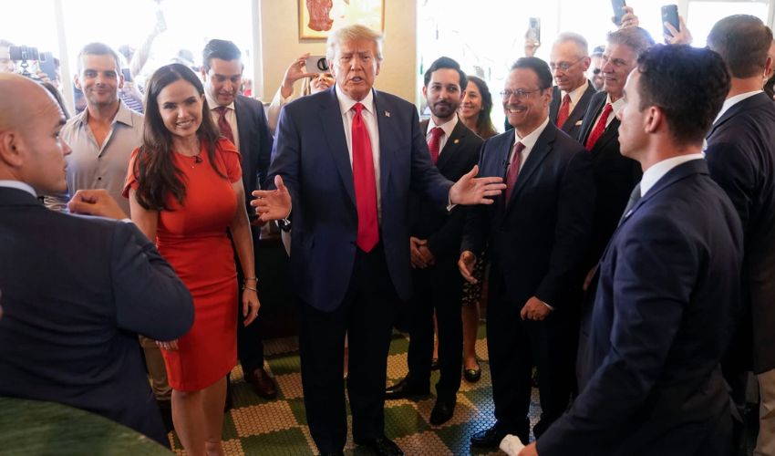 Donald Trump : అందరి బిల్లు నేనే చెల్లిస్తానని చెప్పి హోటల్ బిల్లు కట్టకుండా ఎస్కేప్ అయిన ట్రంప్.! Donald Trump : అందరి బిల్లు నేనే చెల్లిస్తానని చెప్పి హోటల్ బిల్లు కట్టకుండా ఎస్కేప్ అయిన ట్రంప్.!