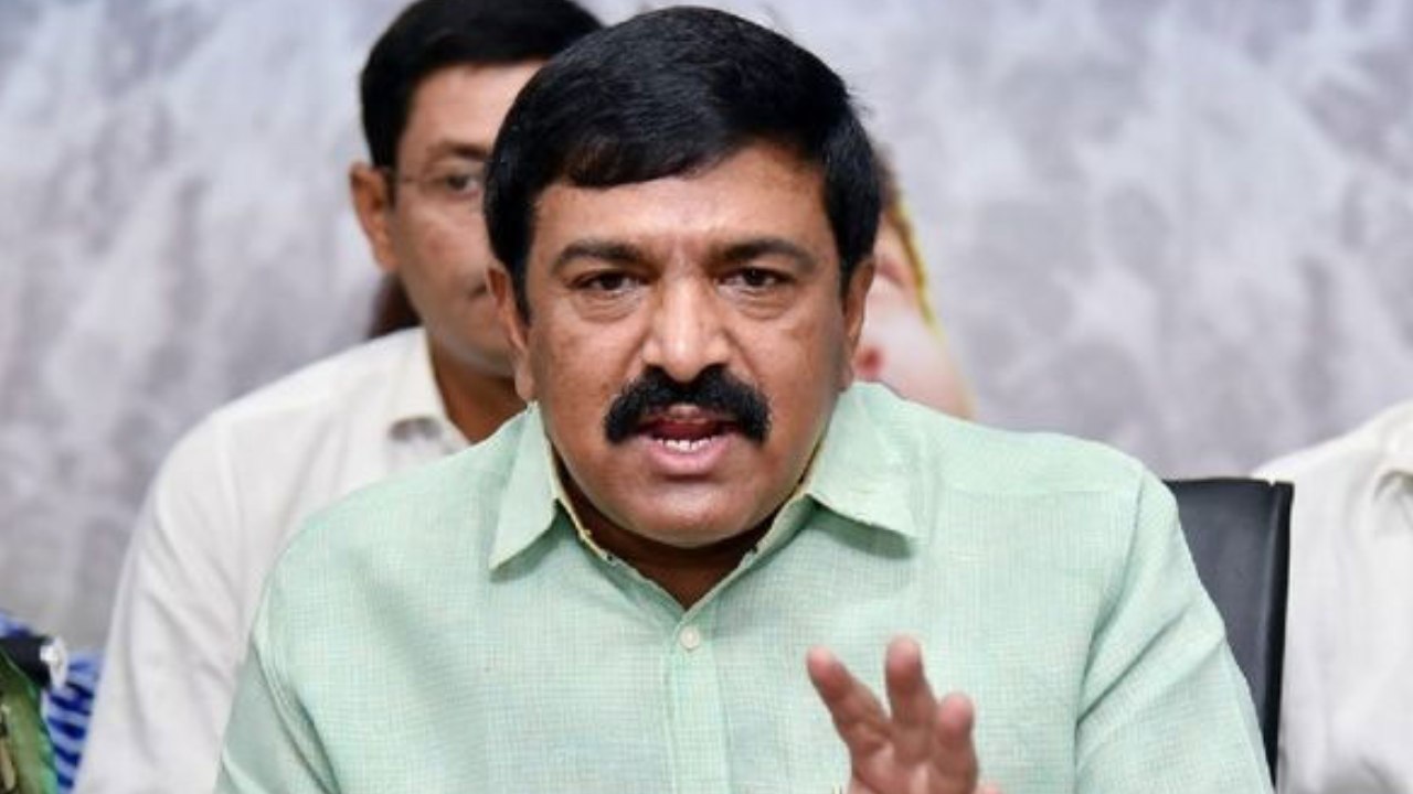 Dwarampudi Chandrasekhar Reddy : నా మీద లేని పోనీ ఆరోపణలు చేస్తే చూస్తూ ఊరుకోను.. ఎమ్మెల్యే ద్వారంపూడి వార్నింగ్ Dwarampudi Chandrasekhar Reddy : నా మీద లేని పోనీ ఆరోపణలు చేస్తే చూస్తూ ఊరుకోను.. ఎమ్మెల్యే ద్వారంపూడి వార్నింగ్