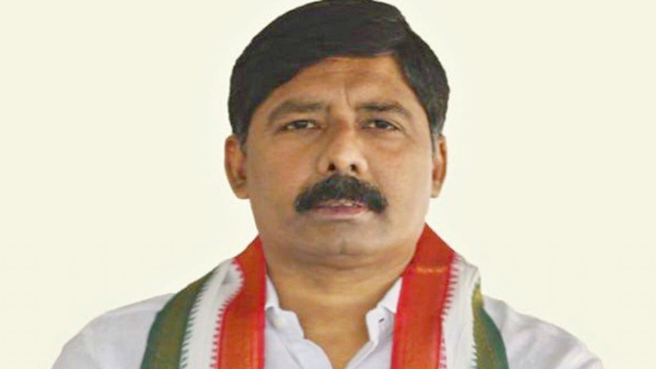 Gidugu Rudra Raju : సోనియాగాంధీని చెడుగా చూపిస్తే బట్టలు ఊడదీసి కొడుతాం.. రాంగోపాల్ వర్మకు గిడుగు రుద్రరాజు వార్నింగ్ Gidugu Rudra Raju : సోనియాగాంధీని చెడుగా చూపిస్తే బట్టలు ఊడదీసి కొడుతాం.. రాంగోపాల్ వర్మకు గిడుగు రుద్రరాజు వార్నింగ్