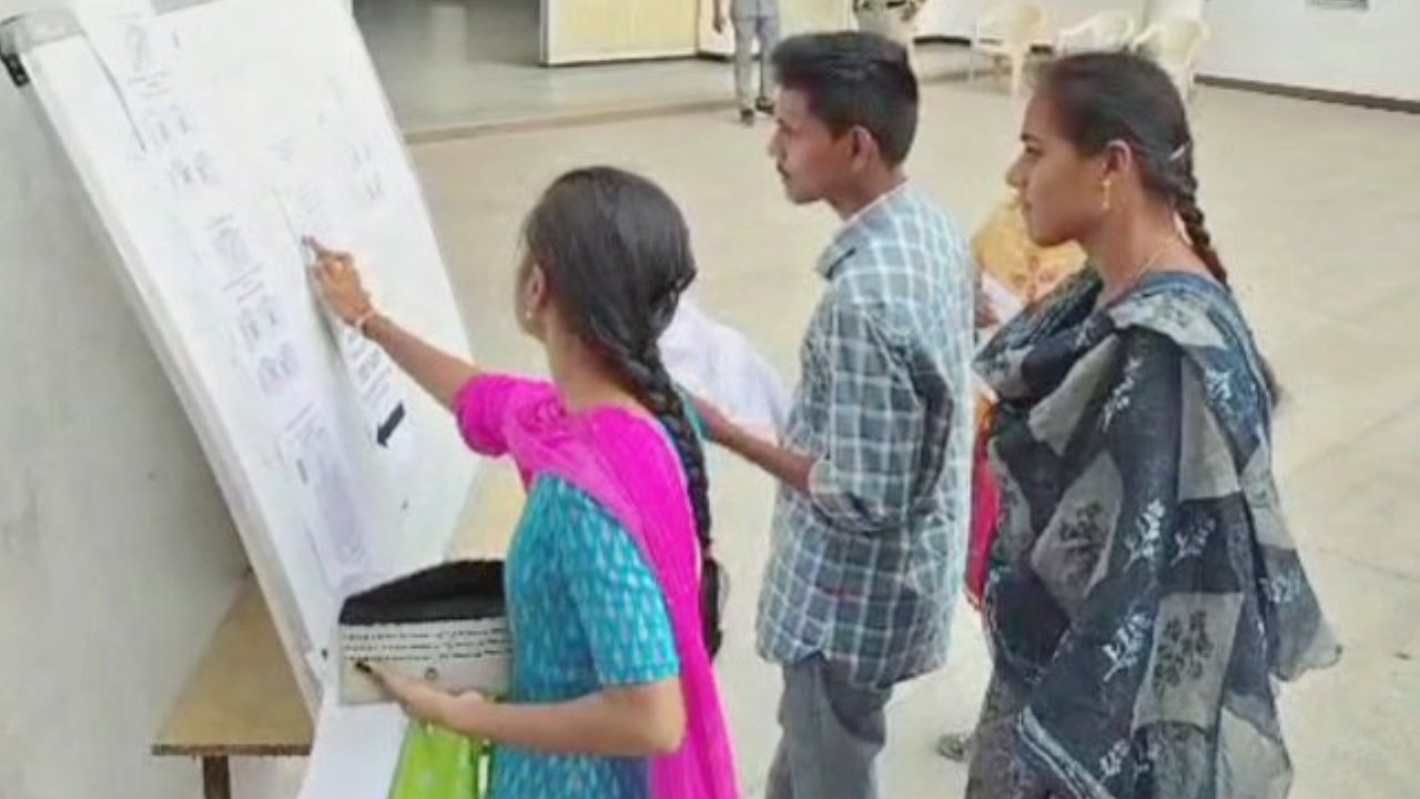 Group-1 Prelims Exam: గ్రూప్–1 ప్రిలిమినరీ పరీక్షకు భారీ స్థాయిలో గైర్హాజరైన అభ్యర్థులు.. కారణమేమంటే.. Group-1 Prelims Exam: గ్రూప్–1 ప్రిలిమినరీ పరీక్షకు భారీ స్థాయిలో గైర్హాజరైన అభ్యర్థులు.. కారణమేమంటే..