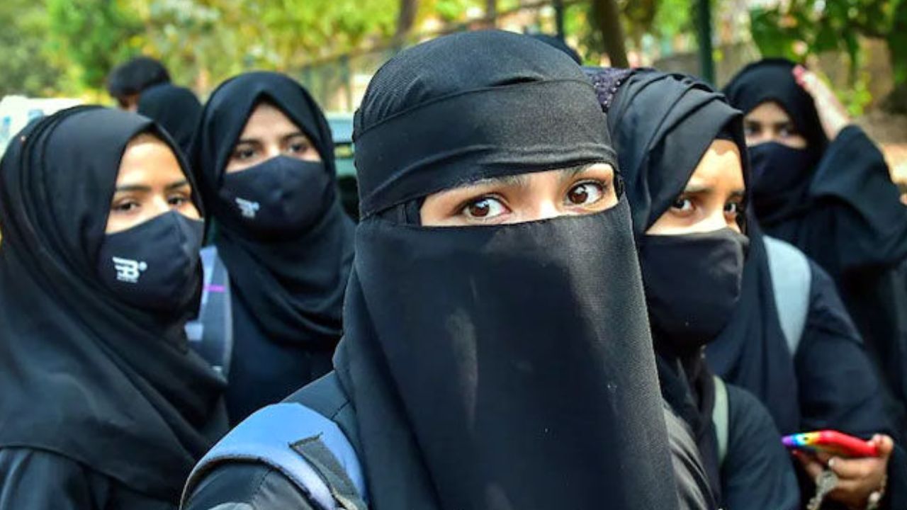 Hijab Controversy : మధ్యప్రదేశ్ స్కూల్ లో హిజాబ్ తప్పనిసరి.. పాఠశాల గుర్తింపు రద్దు చేసిన ప్రభుత్వం Hijab Controversy : మధ్యప్రదేశ్ స్కూల్ లో హిజాబ్ తప్పనిసరి.. పాఠశాల గుర్తింపు రద్దు చేసిన ప్రభుత్వం
