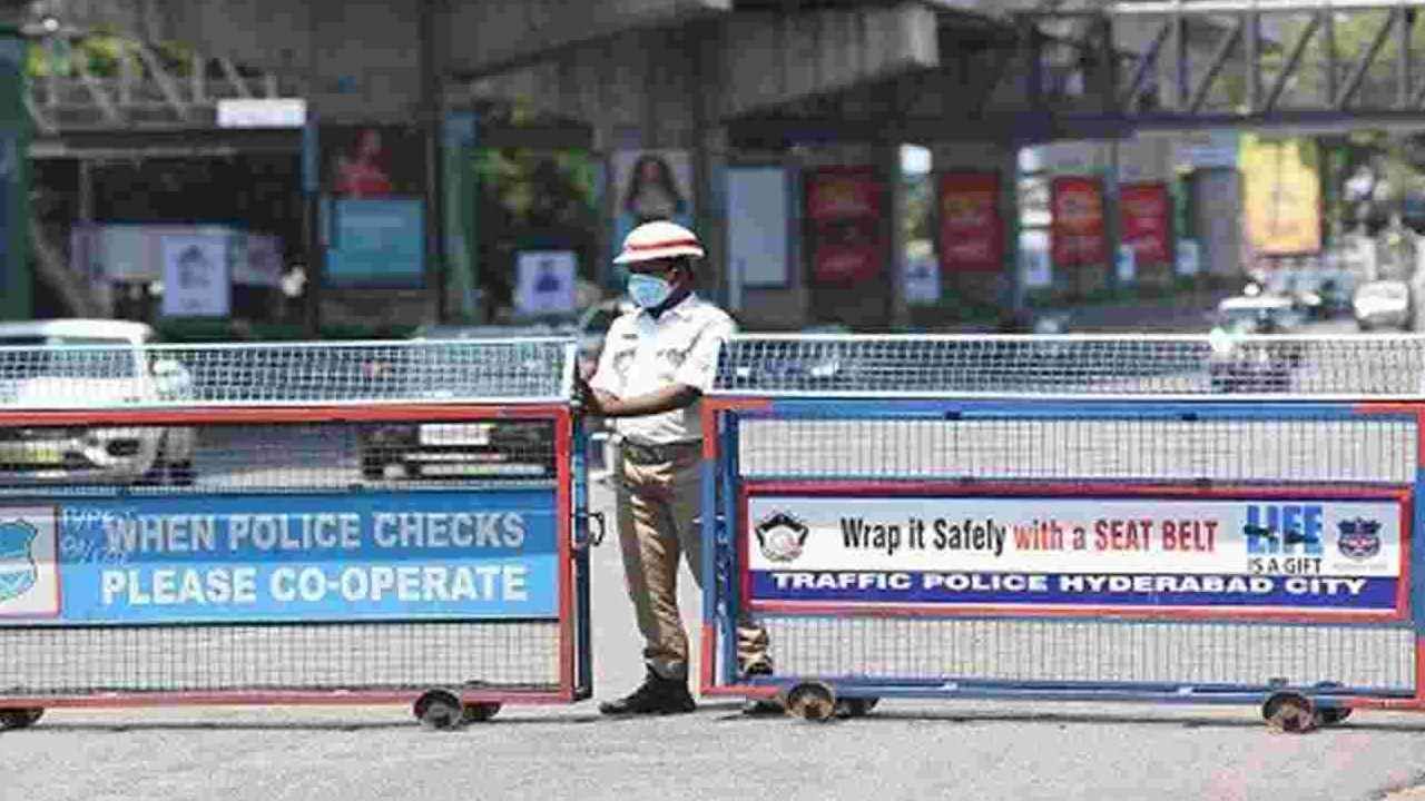 Traffic Restrictions: రేపు బక్రీద్.. హైదరాబాద్లో పలు ప్రాంతాల్లో ట్రాఫిక్ ఆంక్షలు Traffic Restrictions: రేపు బక్రీద్.. హైదరాబాద్లో పలు ప్రాంతాల్లో ట్రాఫిక్ ఆంక్షలు