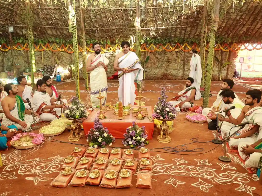 Janasena chief Pawan Kalyan participated homam in mangalagiri party office photos