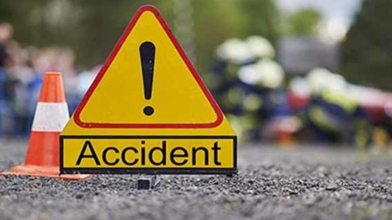 Karnataka Road Accident: దైవ దర్శనానికి వెళ్తుండగా రోడ్డు ప్రమాదం.. ఐదుగురు ఏపీ వాసులు మృతి Karnataka Road Accident: దైవ దర్శనానికి వెళ్తుండగా రోడ్డు ప్రమాదం.. ఐదుగురు ఏపీ వాసులు మృతి