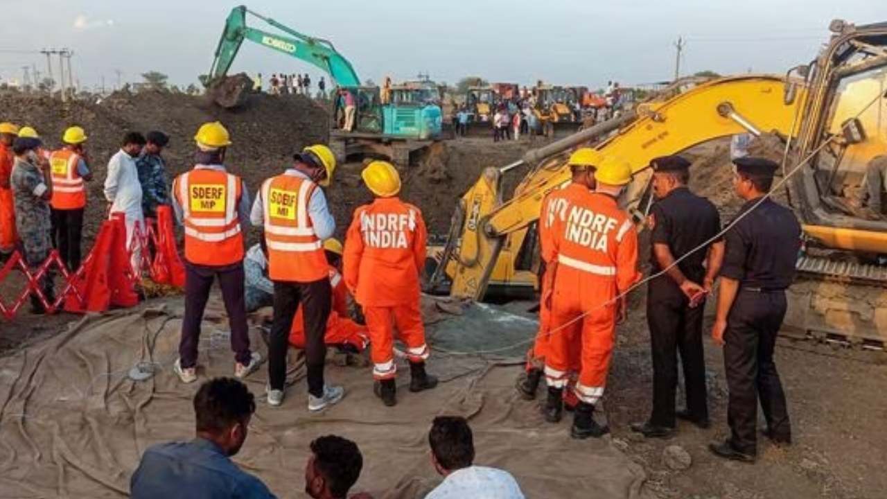 Madhya Pradesh : ఆడుకుంటుండగా ప్రమాదవశాత్తు.. 300 అడుగుల లోతున్న బోరుబావిలో పడిన చిన్నారి Madhya Pradesh : ఆడుకుంటుండగా ప్రమాదవశాత్తు.. 300 అడుగుల లోతున్న బోరుబావిలో పడిన చిన్నారి